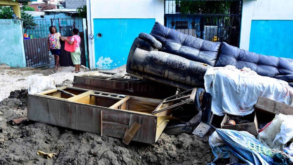 Alrededor de 15 casas de la Unidad Habitacional Casas Palenke colapsaron al desbordar un río con las intensas lluvias provocadas por el huracán John