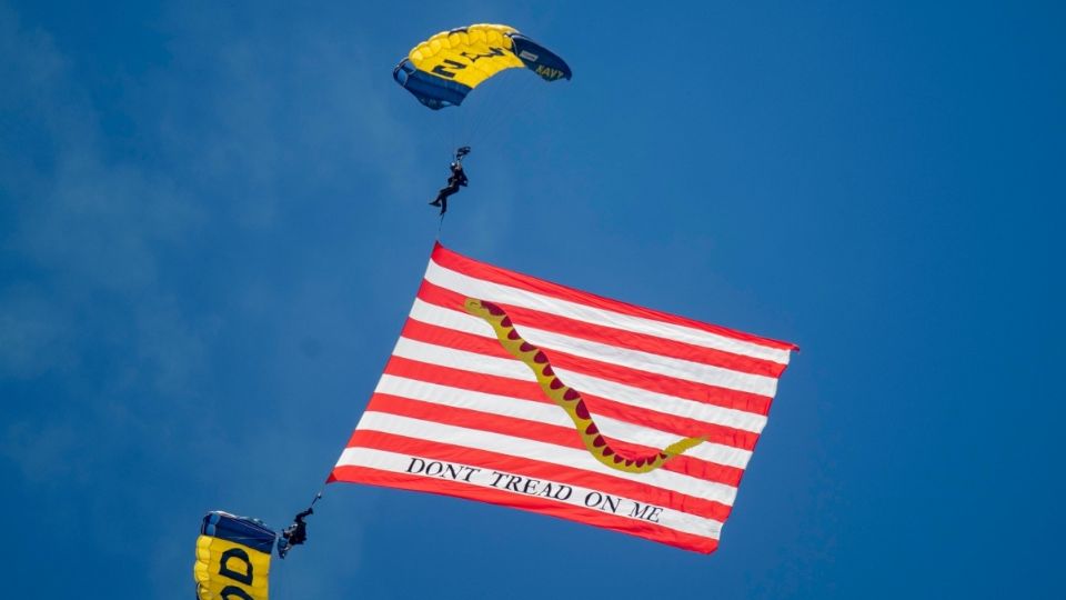 Un paracaidista de la Marina de los Estados Unidos aterrizó inesperadamente sobre dos espectadores.