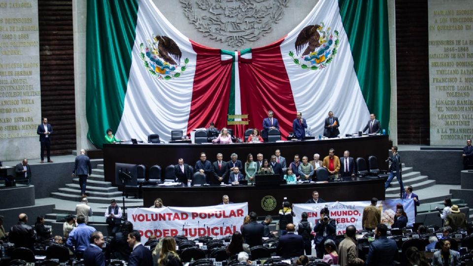 Diputados oficialistas celebran con pancartas las reformas al Poder Judicial de la Federación.