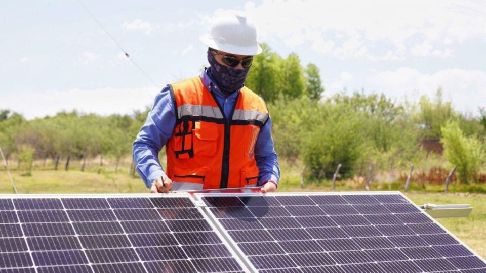 Este proyecto beneficiará de manera directa a cientos de familias al reducir los costos del recibo de luz, indicó el gobernador Durazo Montaño.