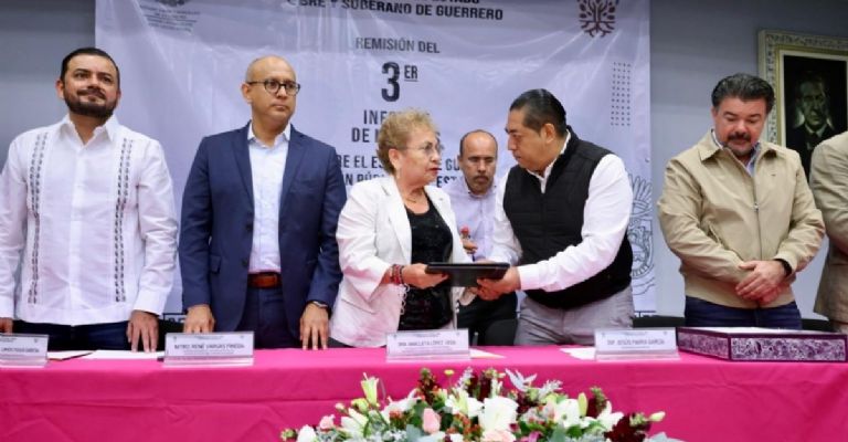 La secretaria de Gobierno, Anacleta López Vega, entregó el Tercer Informe de Gobierno de Evelyn Salgado Pineda a los diputados que integran la Mesa Directiva del Congreso del Estado