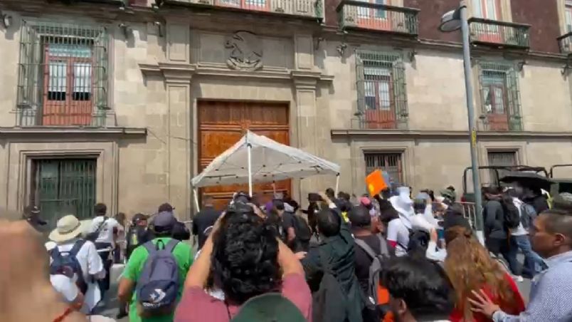 Los manifestantes intentaron forzar los accesos al Palacio Nacional.