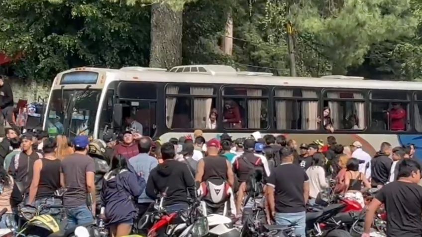 Motociclista se derrapa y termina atropellado por un camión de pasajeros