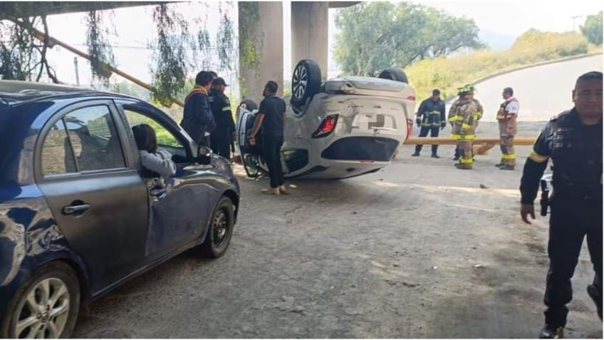 Fuerte accidente en Avenida López Portillo: automóvil cae desde un puente vehicular y mujer sobrevive de milagro