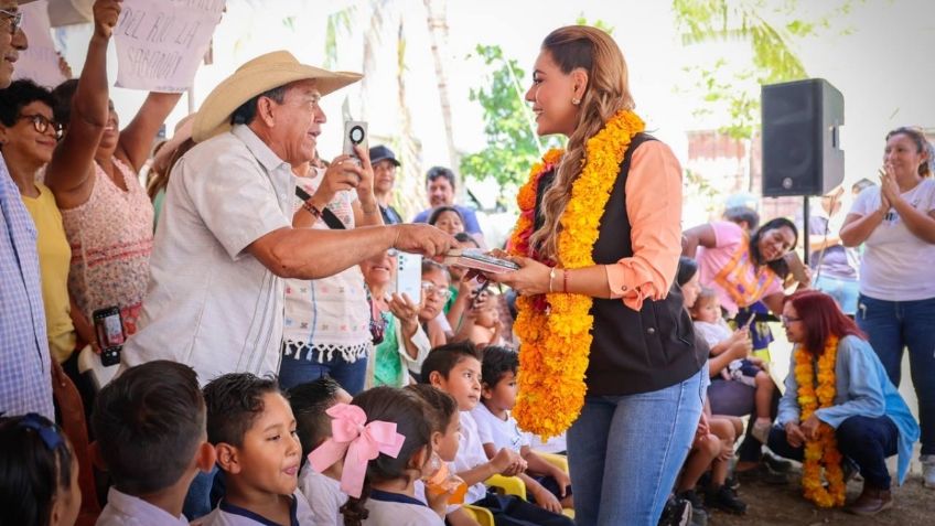 Evelyn Salgado entregó apoyos a familias de la colonia Campestre de La Laguna de Acapulco