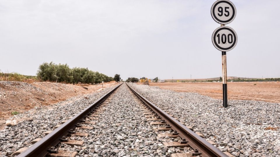 Las autoridades piden a la población no caminar por las vías del tren.