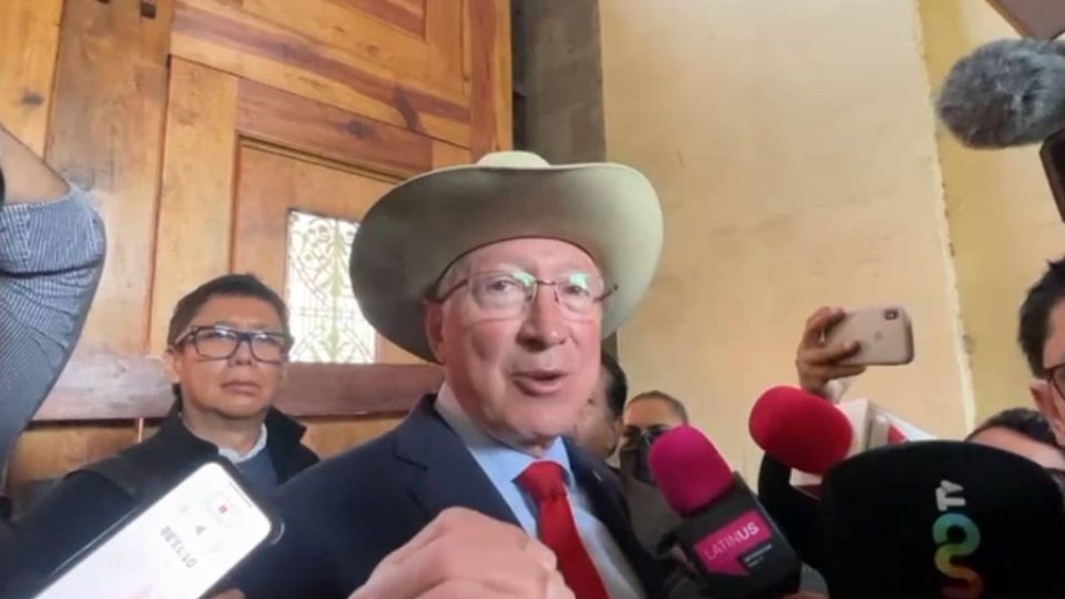 Regresa Ken Salazar a Palacio Nacional tras pausa en relaciones que dio AMLO