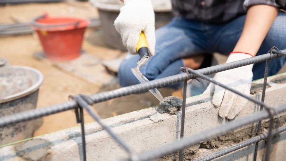 El hombre trabajaba en una construcción cuando fue atacado.