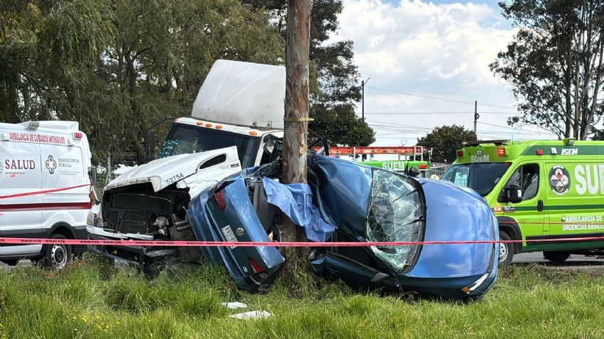 Un auto choca con tráiler en carretera Toluca-Palmillas y se parte a la mitad: dos personas mueren