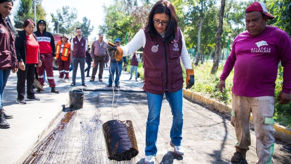 Con pico y pala en mano, Alavez Ruiz empezó a remover el asfalto destruido de una de las avenidas de la colonia Vicente Guerrero.