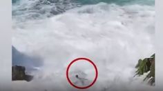 VIDEO: turista desaparece tras ser arrastrado por una ola gigante frente a sus amigos