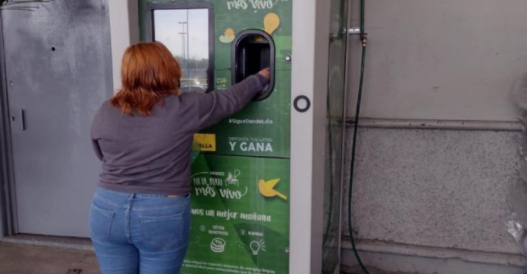 BioBox en uso, una iniciativa que intercambia materiales reciclables por recompensas para fomentar el reciclaje en México.