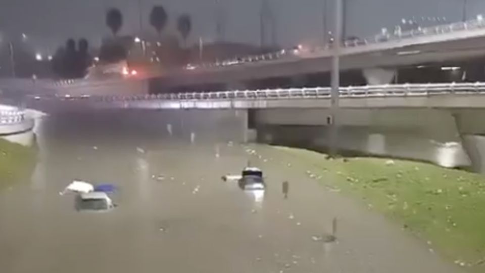 Decenas de automovilistas resultaron afectados por las lluvias.