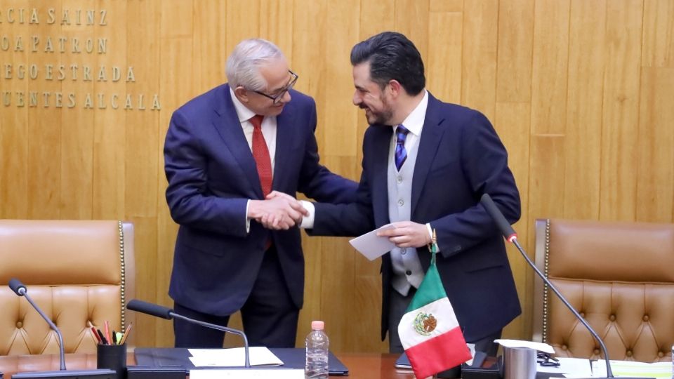 Durante la sesión extraordinaria celebrada en el salón del H. Consejo Técnico, el director general del Seguro Social, Zoé Robledo, deseó éxito a Jorge Gaviño en su nuevo encargo. 