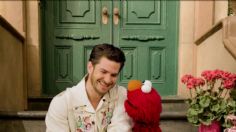 Andrew Garfield le cuenta a Elmo cómo se siente por la muerte de su mamá en este VIDEO