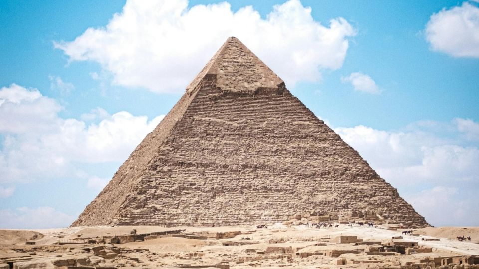 La Gran Pirámide de Giza tiene 140 metros de altura