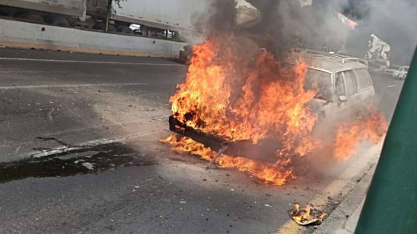 Periférico Norte: Fuego consume camioneta en medio de la vialidad en CDMX | VIDEO