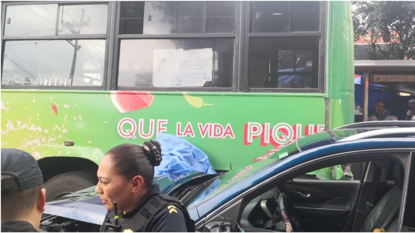 IMÁGENES FUERTES: asaltante muere prensado por camioneta, intentó robar al conductor y lo embistieron en Iztapalapa