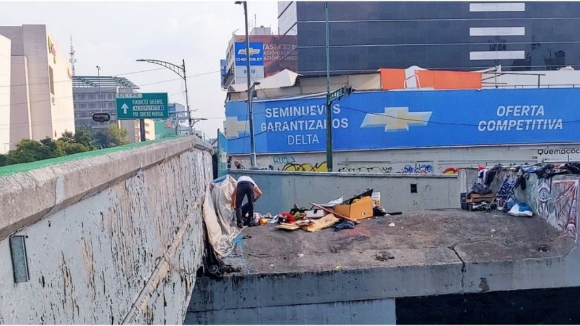 Hombre en situación de calle cae desde puente vehicular a carriles centrales y casi es arrollado en Viaducto