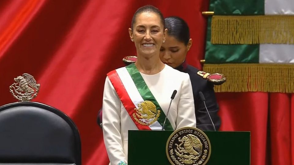 Le colocan la banda presidencial a Claudia Sheinbaum Pardo tras tomar protesta como Presidenta Constitucional de México.