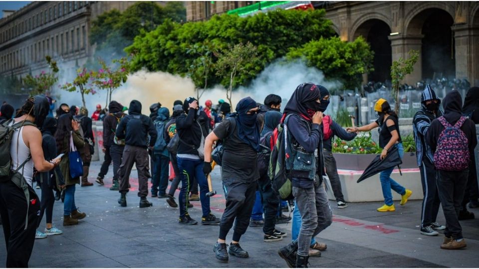 Jóvenes encapuchados se enfrentaron con las fuerzas del orden en el Zócalo