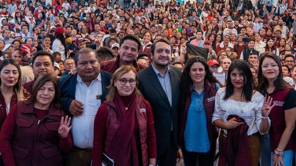 RESPALDO. Luisa María Alcalde y Andrés López Beltrán (centro) encabezaron ayer una asamblea informativa en  Hidalgo