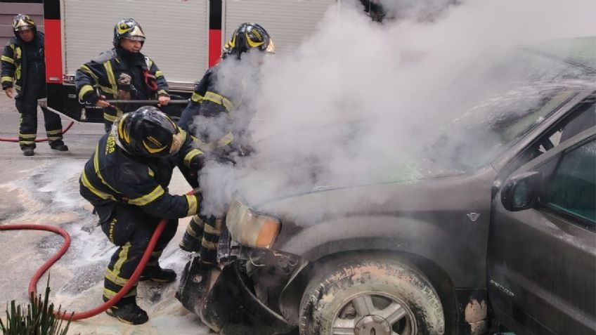 Una camioneta se incendia en su totalidad en la colonia Narvarte; bomberos controlan el fuego