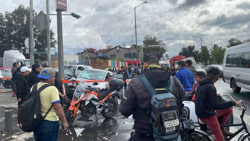 Seis lesionados, entre ellos una niña, tras aparatoso choque en avenida Guelatao, en la alcaldía Iztapalapa