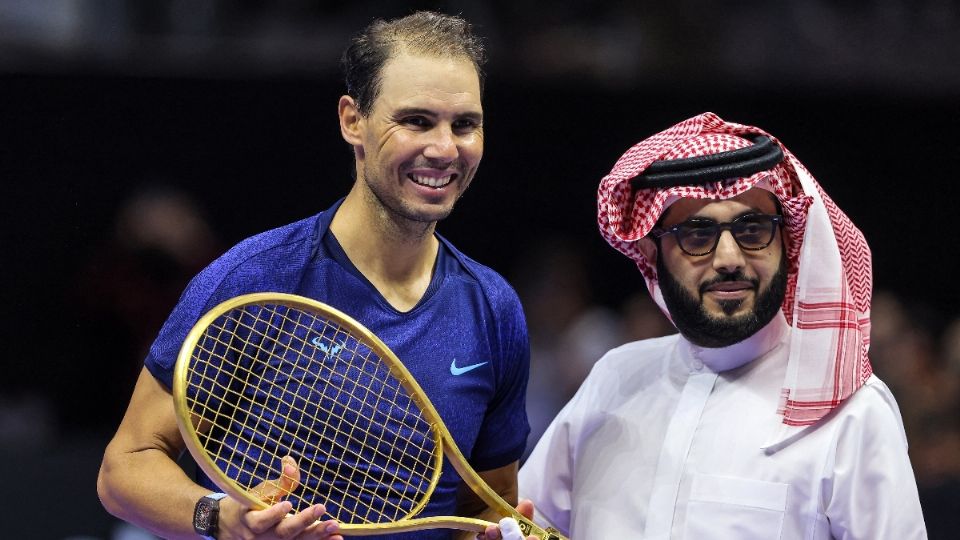 Nadal recibió una raqueta de oro como obsequio de los jeques árabes