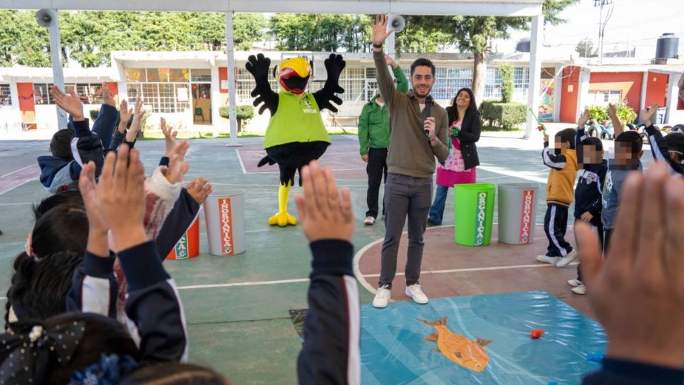 El coordinador del Grupo Parlamentario del PVEM en la LXII Legislatura del Estado de México, José Alberto Couttolenc Buentello, encabezó la actividad lúdica “Héroes del reciclaje” con los alumnos de una escuela primaria en Lerma. 