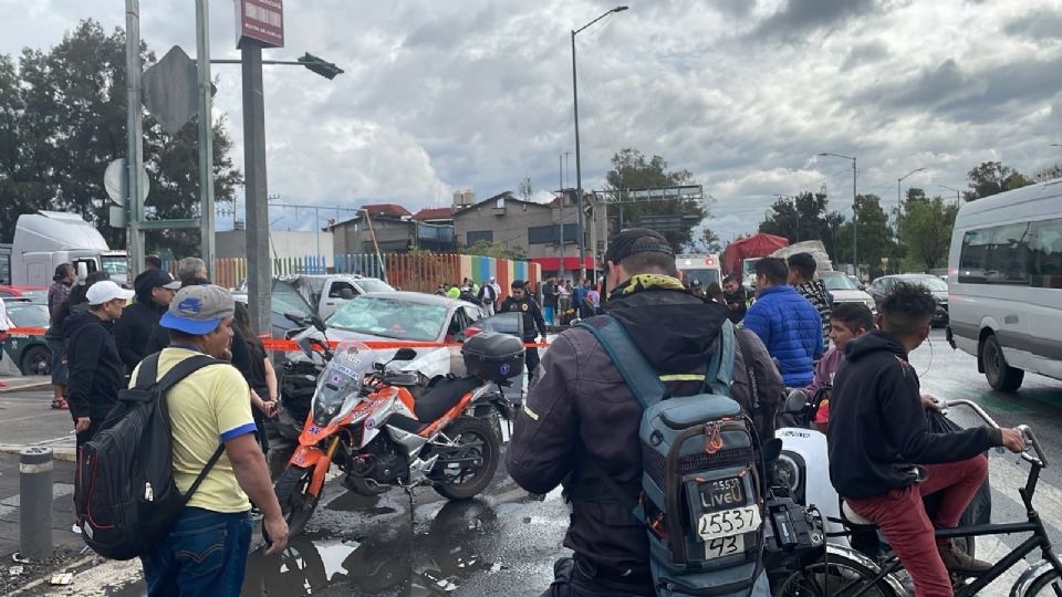 Servicios de emergencia arribaron al lugar en el que ocurrió el percance vial.