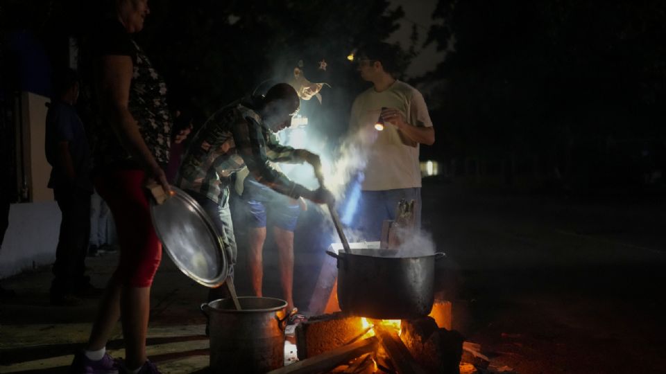 Habitantes de La Habana se adaptan para realizar sus actividades sin energía eléctrica.