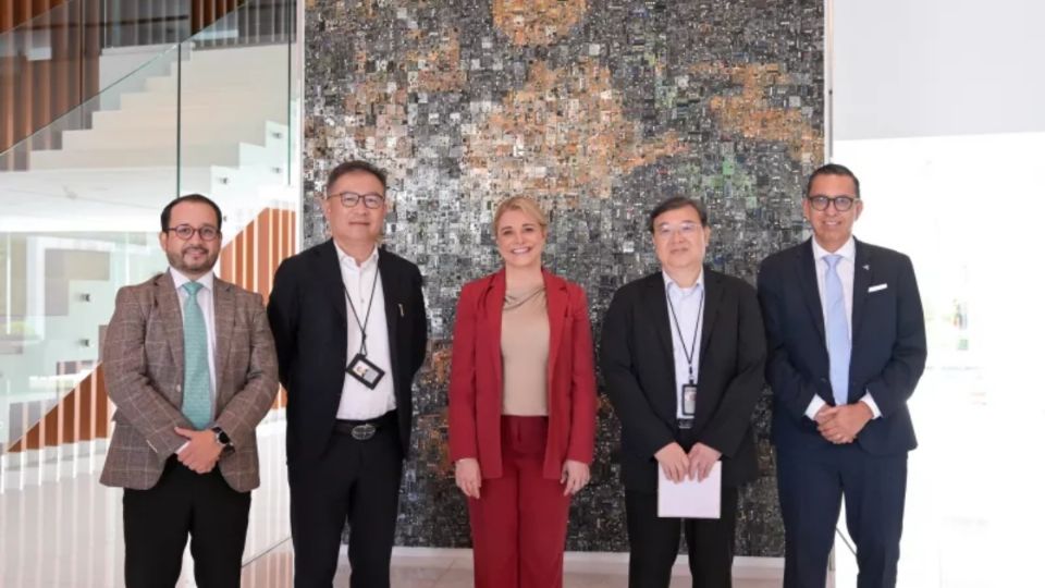 Maru Campos sostuvo también una reunión con ejecutivos de Foxconn, corporativo líder en la fabricación de electrónicos a nivel mundial y en la proveeduría de soluciones tecnológicas.