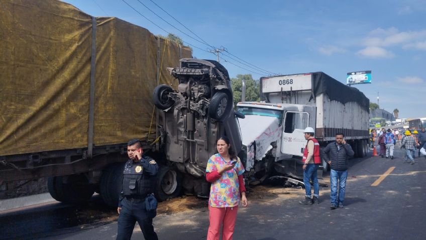 Choque múltiple de 10 vehículos en la México-Puebla deja varios prensados