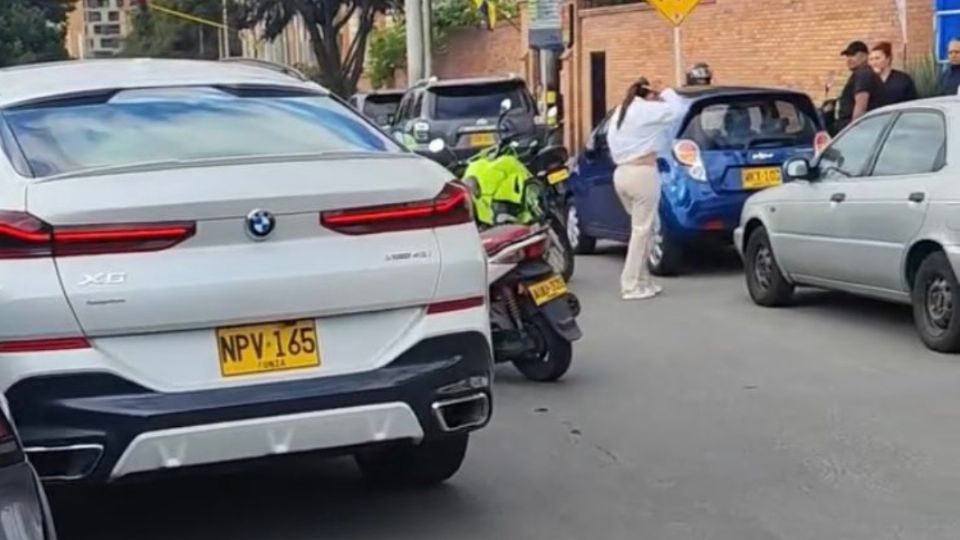 La mujer conducía una camioneta de lujo.