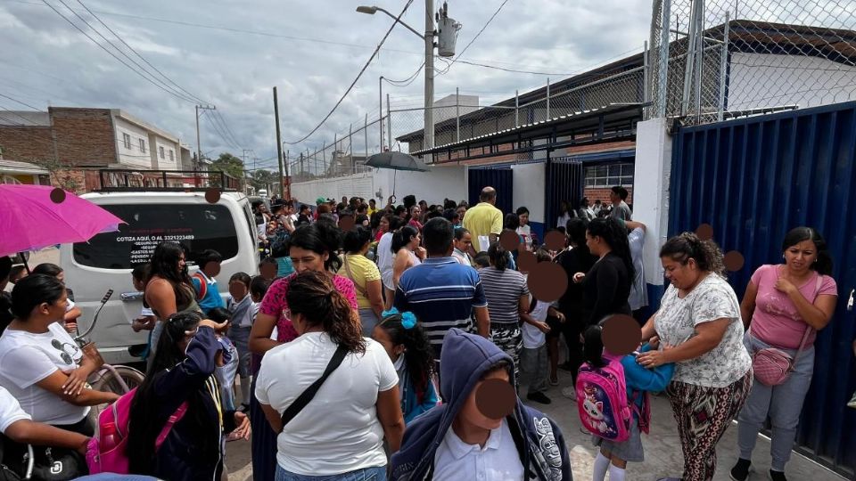 Algunos padres escalonan los días que llevan a sus hijos a clases.