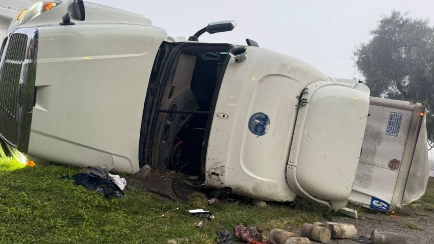 Vuelca tráiler cargado con ropa en la vía José López Portillo en Ecatepec, Edomex