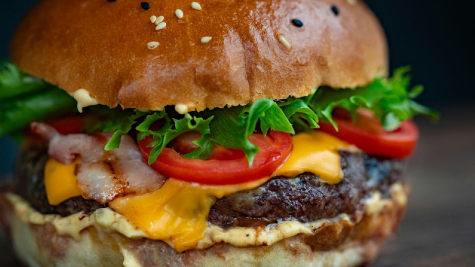 La carne o la cebolla de las hamburguesas podría ser el origen de la intoxicación.