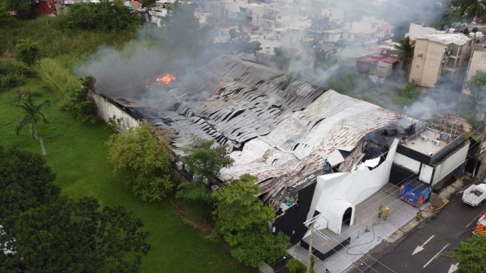 Incendio consume antro 'Hibrido' en Villahermosa, Tabasco