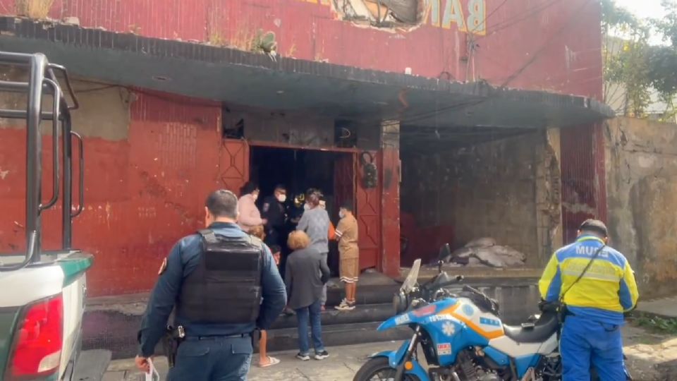 Bomberos y peritos de la Fiscalía participaron en el levantamiento del cuerpo.