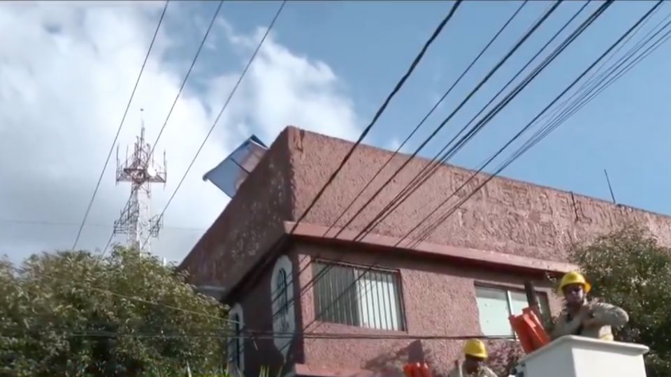 El hombre se encontraba instalando una estructura metálica sobre un domicilio.