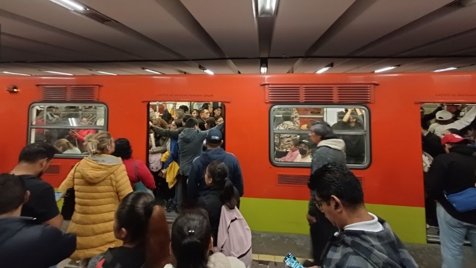 Usuarios del Metro solicitan la atención de las autoridades.