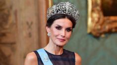 Para este otoño, la reina Letizia trae de regreso el color azul marino con su elegante vestido rentado