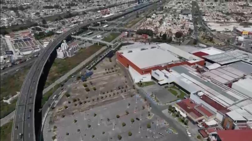 Fuerte incendio en plaza las Américas