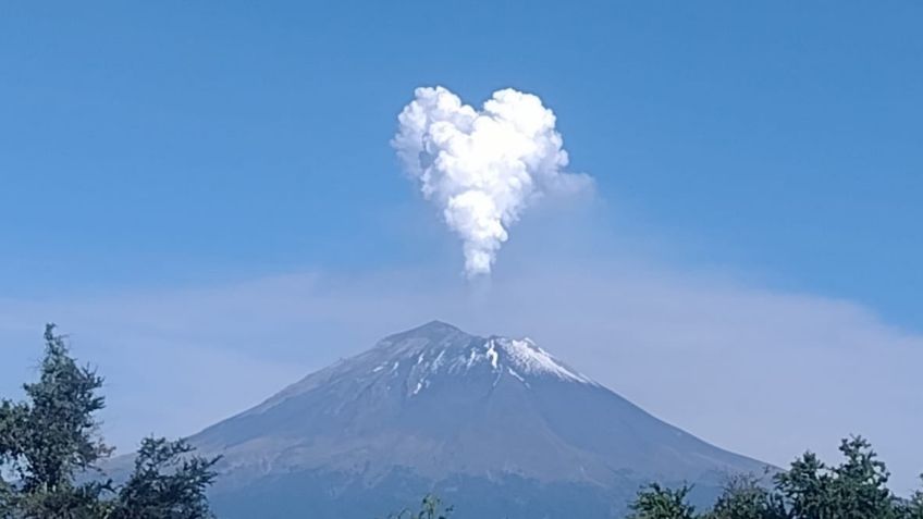 Con una fumarola en forma de corazón, el Popocatépetl nos regaló esta increíble postal