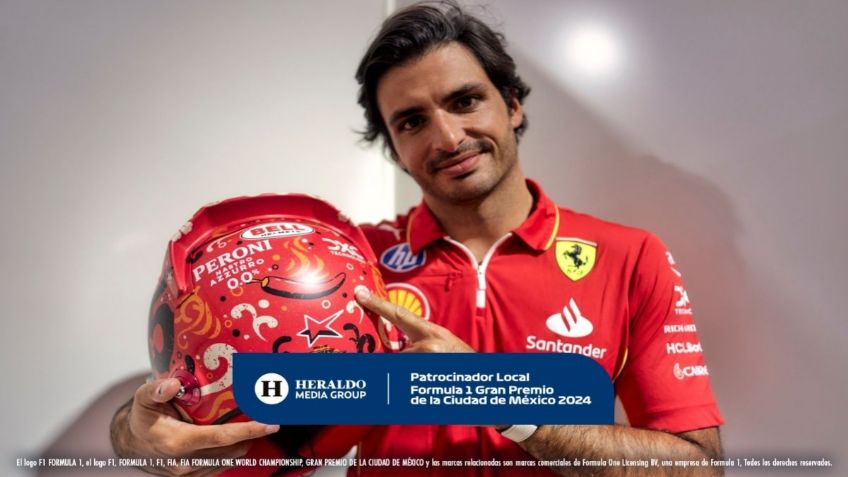 Carlos Sainz presenta el último casco que usará con Ferrari en el GP de México