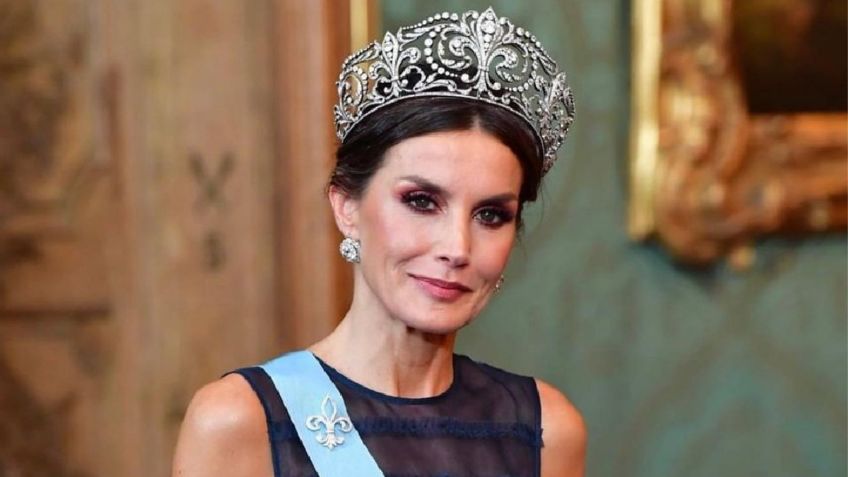 Para este otoño, la reina Letizia trae de regreso el color azul marino con su elegante vestido rentado