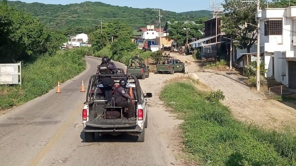 Suman al menos 12 muertos y arsenal asegurado tras irrupción de hombres armados en Tecpan