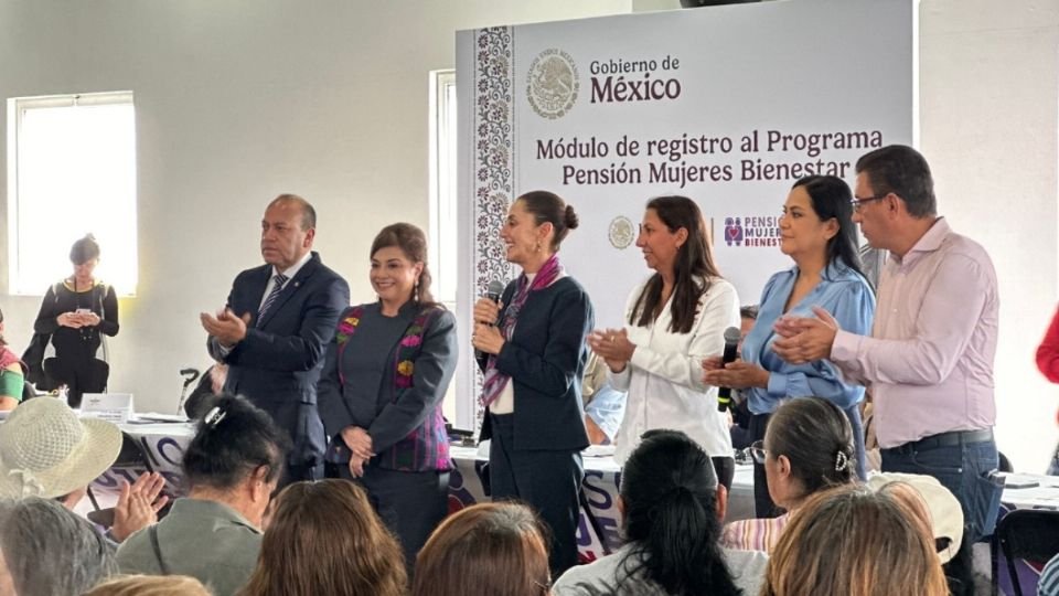 Claudia Sheinbaum Pardo compartió en sus redes sociales que visitó de sorpresa el módulo de registro para la Pensión Mujeres Bienestar ubicado en la alcaldía Venustiano Carranza de la Ciudad de México.