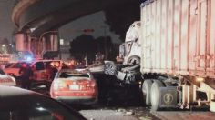 Camioneta cae sobre un auto y tráiler de segundo piso en puente de Cuautitlán